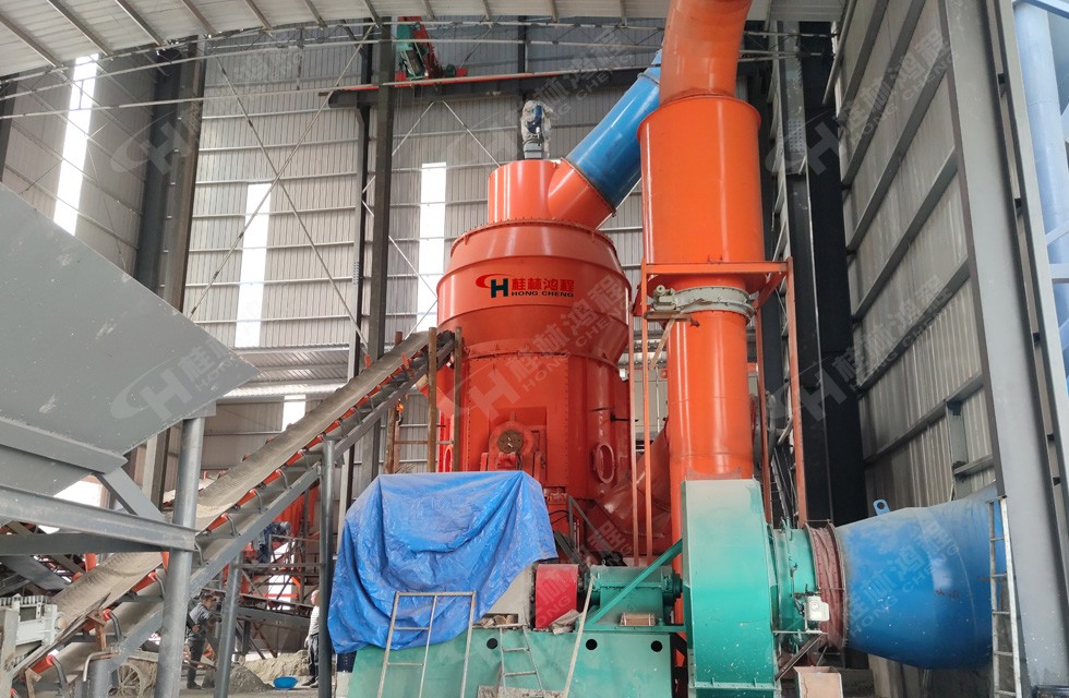 石灰石直接磨粉300目產(chǎn)量多少?lài)?？hlm2600鴻程石灰石粉立磨參數(shù)