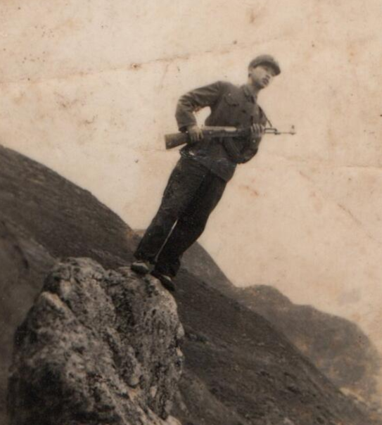 容平勛老董事長上世紀70年代持槍的照片 容平勛老董事長上世紀70年代持槍的照片